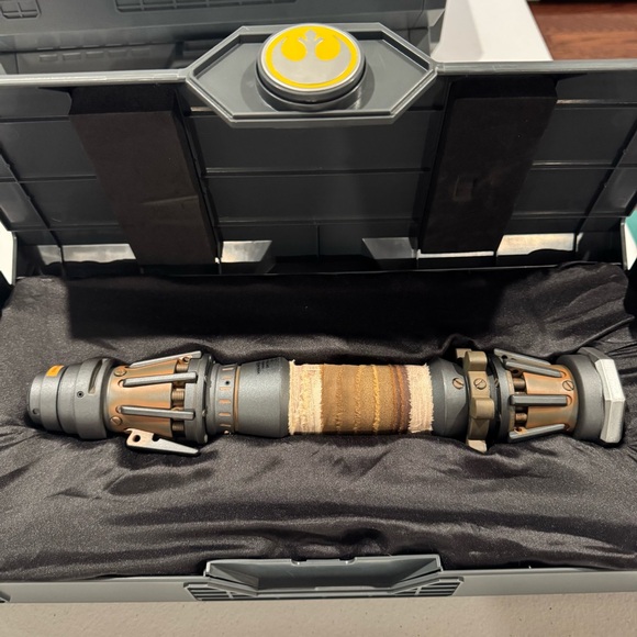 Rey Skywalker Legacy LIGHTSABER Hilt - Star Wars: Galaxy's Edge - Picture 11 of 17